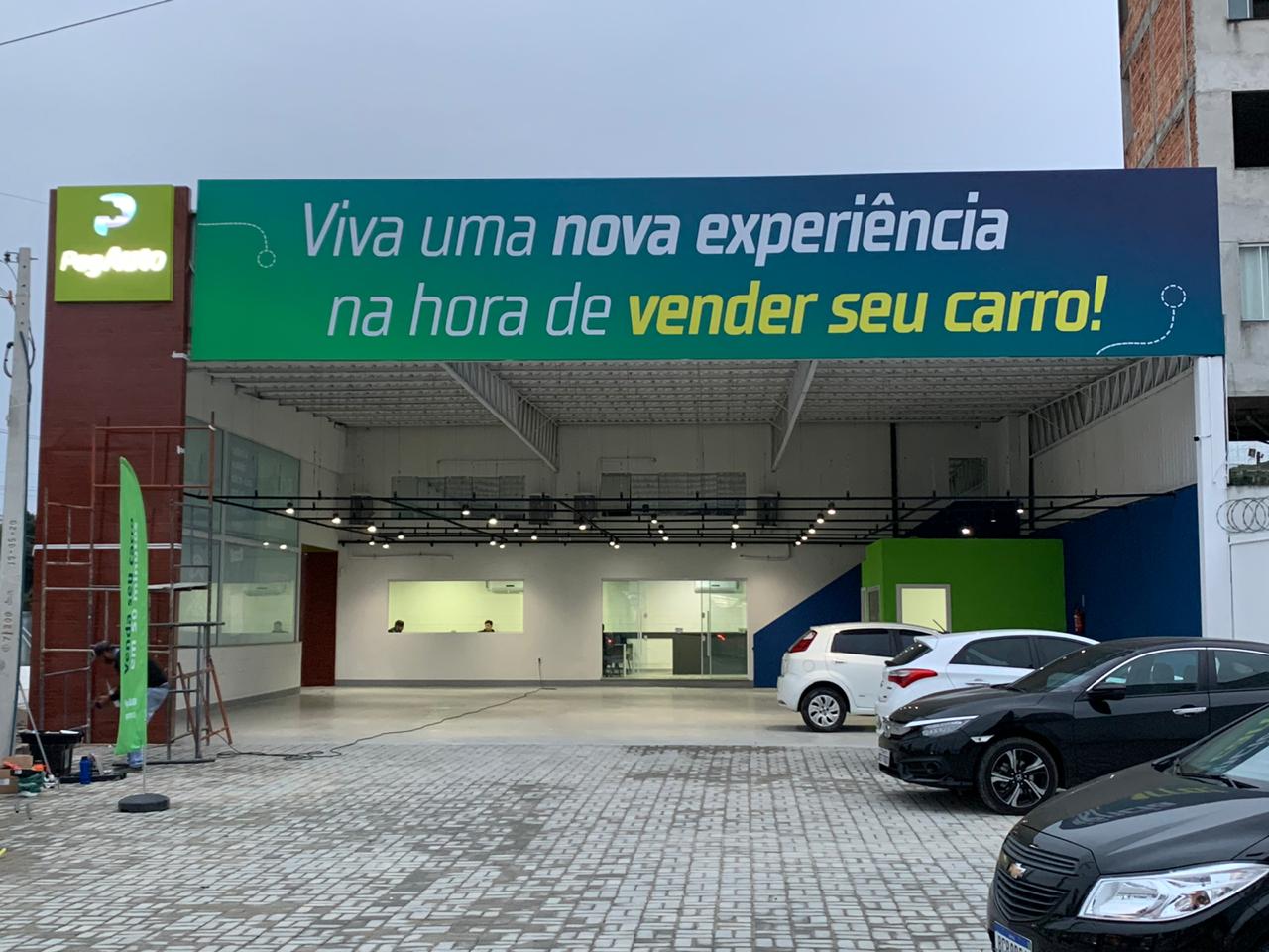 Fachada Comercial Iluminada